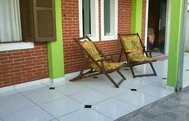 Imagem: A casa possui 2 Dormitórios, 2 Vagas na garagem e está localizado