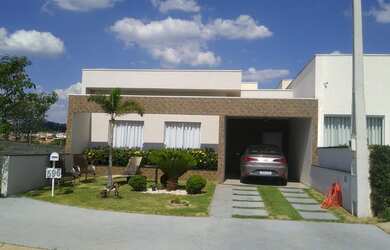 Imagem: A casa em condomínio possui 3 Dormitórios, 2 Banheiros, 1