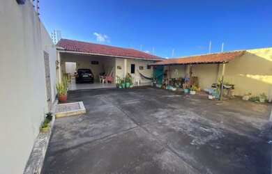 Imagem: A casa possui 3 Dormitórios, 2 Banheiros, 1 Vaga na garagem