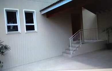 Imagem: A casa possui 3 Dormitórios, 3 Banheiros, 3 Vagas na garagem