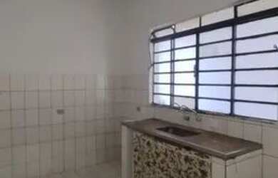 Imagem: A casa possui 2 Dormitórios, 1 Banheiro, 1 Vaga na garagem