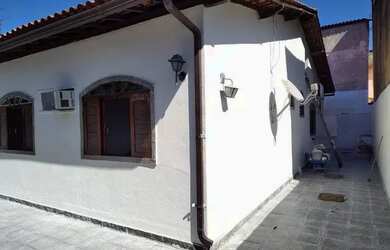 Imagem: A casa possui 3 Dormitórios, 2 Banheiros, 2 Vagas na garagem