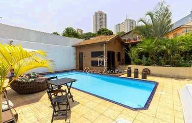 Imagem: A casa possui 4 Dormitórios, 4 Banheiros, 4 Vagas na garagem