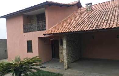 Imagem: A casa possui 4 Dormitórios, 5 Banheiros, 1 Vaga na garagem