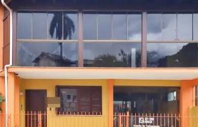 Imagem: A casa possui 3 Dormitórios, 2 Banheiros, 120m² de Área e