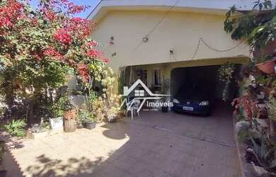 Imagem: A casa possui 3 Dormitórios, 2 Banheiros, 3 Vagas na garagem