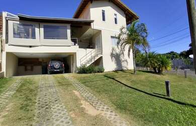 Imagem: A casa em condomínio para alugar possui 3 Dormitórios, 4 Banheiros
