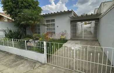 Imagem: A casa possui 3 Dormitórios, 3 Banheiros, 4 Vagas na garagem