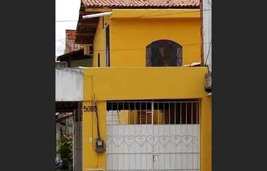 Imagem: A casa possui 2 Dormitórios, 1 Banheiro e 2 Vagas na garagem