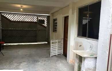 Imagem: A casa possui 2 Dormitórios, 2 Banheiros, 2 Vagas na garagem