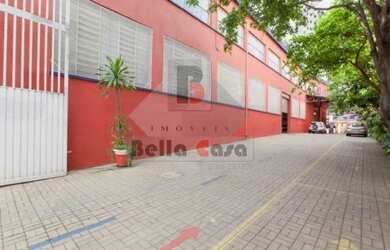 Imagem: O depósito possui 5 Vagas na garagem e 1800m² de Área e está