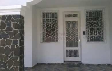 Imagem: A casa possui 5 Dormitórios, 3 Banheiros, 2 Vagas na garagem