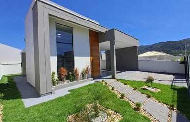 Imagem: A casa possui 3 Dormitórios, 2 Banheiros, 2 Vagas na garagem