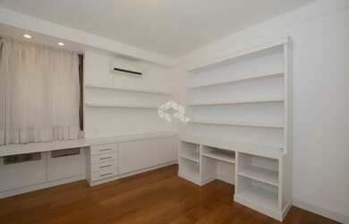 Imagem 5: Apartamento semimobiliado com vista para o mar, 4 dormitórios, sendo 2 suítes, 2 vagas