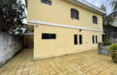 Imagem: A casa possui 4 Dormitórios, 4 Banheiros, 5 Vagas na garagem