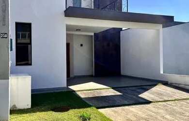 Imagem: A casa possui 3 Dormitórios, 2 Banheiros, 2 Vagas na garagem