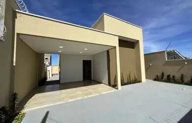 Imagem: A casa possui 3 Dormitórios, 2 Banheiros, 2 Vagas na garagem