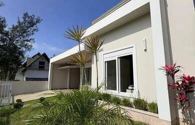 Imagem: A casa possui 3 Dormitórios, 3 Banheiros, 2 Vagas na garagem