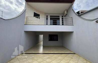 Imagem: A casa possui 3 Dormitórios, 3 Banheiros, 4 Vagas na garagem