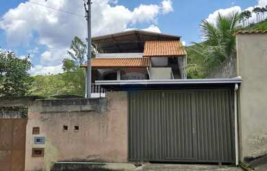 Imagem: A casa possui 3 Dormitórios, 2 Banheiros, 1 Vaga na garagem