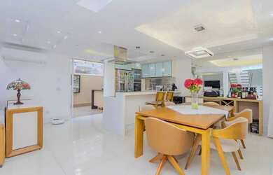 Imagem: A casa em condomínio possui 4 Dormitórios, 5 Banheiros, 4