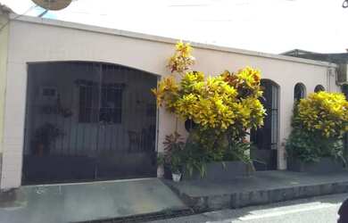 Imagem: A casa possui 2 Dormitórios, 2 Banheiros, 3 Vagas na garagem