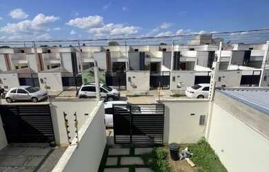 Imagem: A casa possui 3 Dormitórios, 3 Banheiros e 2 Vagas na garagem