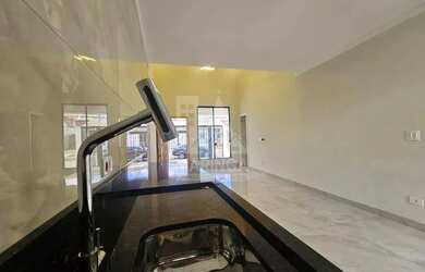 Imagem: A casa possui 3 Dormitórios, 2 Banheiros, 2 Vagas na garagem