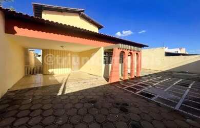 Imagem: A casa possui 5 Dormitórios, 3 Banheiros, 5 Vagas na garagem