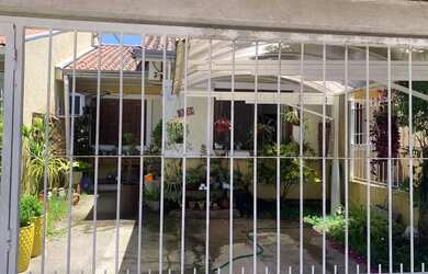 Imagem: A casa possui 3 Dormitórios, 2 Banheiros, 2 Vagas na garagem