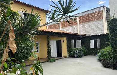 Imagem: A casa possui 3 Dormitórios, 2 Banheiros, 3 Vagas na garagem