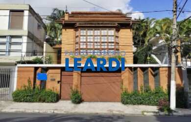 Imagem: A casa possui 4 Dormitórios, 5 Banheiros, 5 Vagas na garagem