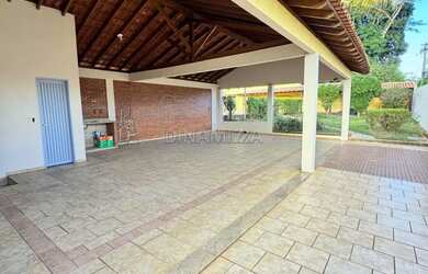 Imagem: A casa possui 4 Dormitórios, 5 Banheiros, 5 Vagas na garagem