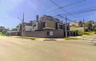 Imagem: A casa possui 3 Dormitórios, 2 Banheiros, 2 Vagas na garagem