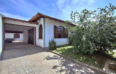 Imagem: A casa possui 3 Dormitórios, 3 Banheiros, 2 Vagas na garagem