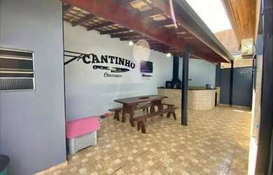 Imagem: A casa possui 3 Dormitórios, 2 Banheiros, 3 Vagas na garagem