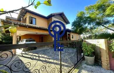 Imagem: A casa possui 3 Dormitórios, 3 Banheiros, 2 Vagas na garagem