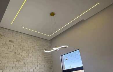 Imagem: A casa possui 2 Dormitórios, 2 Banheiros, 2 Vagas na garagem