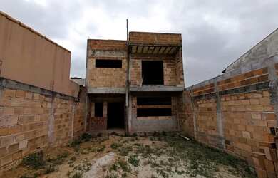 Imagem: A casa possui 3 Dormitórios, 3 Banheiros, 2 Vagas na garagem