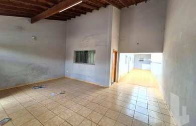 Imagem: A casa possui 2 Dormitórios, 2 Banheiros, 3 Vagas na garagem