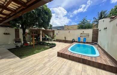 Imagem: A casa possui 3 Dormitórios, 2 Banheiros, 4 Vagas na garagem