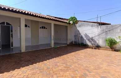 Imagem: A casa possui 4 Dormitórios, 3 Banheiros, 3 Vagas na garagem