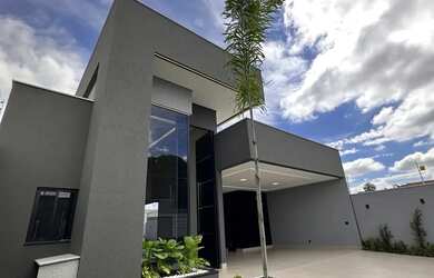 Imagem: A casa possui 4 Dormitórios, 4 Banheiros, 5 Vagas na garagem