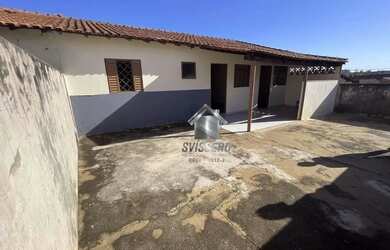 Imagem: A casa possui 1 Dormitório, 1 Banheiro, 1 Vaga na garagem