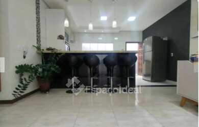 Imagem: A casa possui 3 Dormitórios, 2 Banheiros, 2 Vagas na garagem