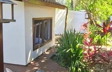 Imagem: A casa possui 4 Dormitórios, 3 Banheiros, 2 Vagas na garagem