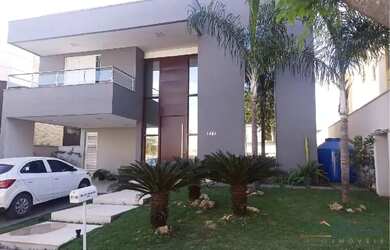 Imagem: A casa possui 4 Dormitórios, 2 Banheiros, 4 Vagas na garagem