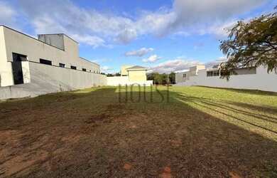 Imagem: O terreno possui 300m² de Área, Imóvel novo e está localizado