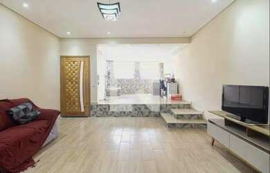 Imagem: A casa possui 4 Dormitórios, 2 Banheiros, 2 Vagas na garagem