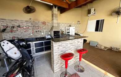 Imagem: A casa possui 2 Dormitórios, 2 Banheiros, 1 Vaga na garagem